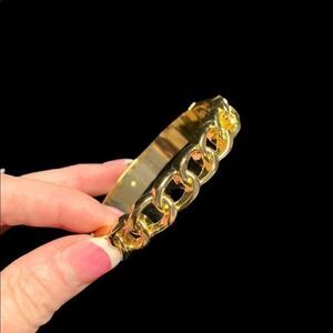 Chain detail bangle goldtone spring open / closure
